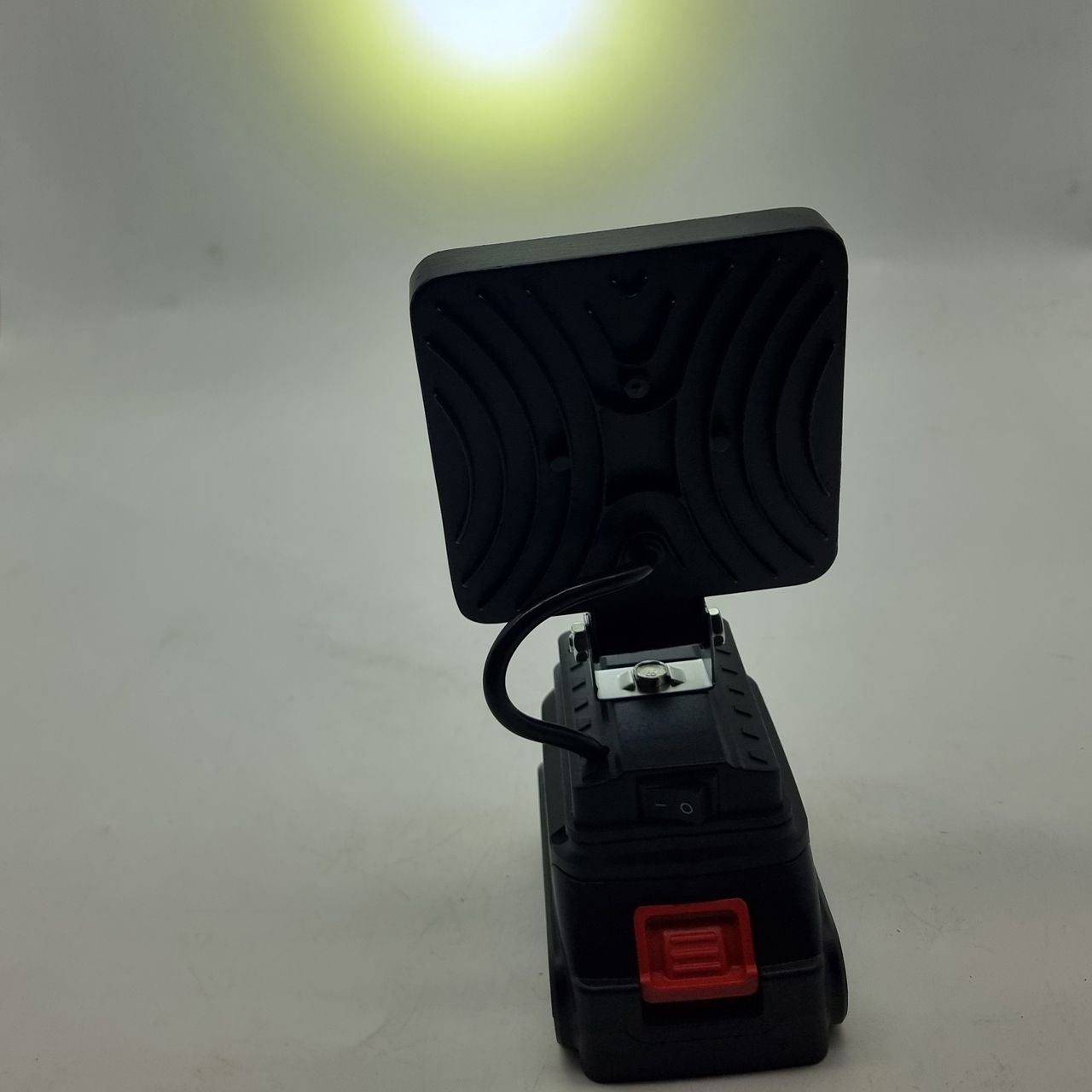 LED reflektor s AKU baterijom